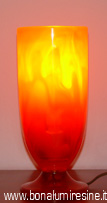 lampada in resina a calice arancione accesa