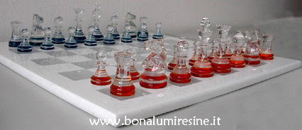 scacchiera con base bianco-grigio e scacchi azzurrati e aranciati effetto liquido