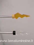Due terminali per tende a forma di saetta: color miele e trasparente iridescente