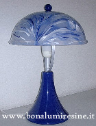 Lampada in resina azzurra con venatura bianca del paralume